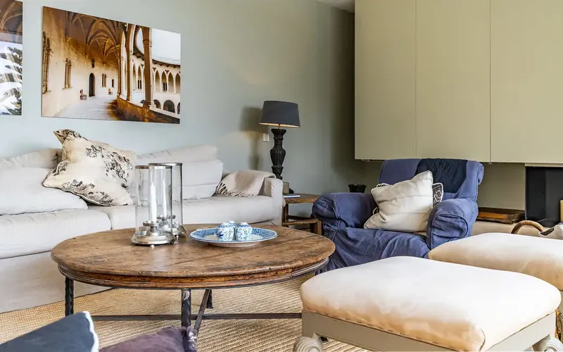 This elegant villa in Genova is located in a coveted area of Palma, a short drive from the city center, and impresses with — photo 5