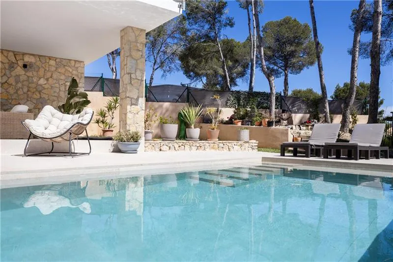 Single-family home with a pool on a lot of approximately 1,013 m², located about 2 minutes from the beach — photo 2
