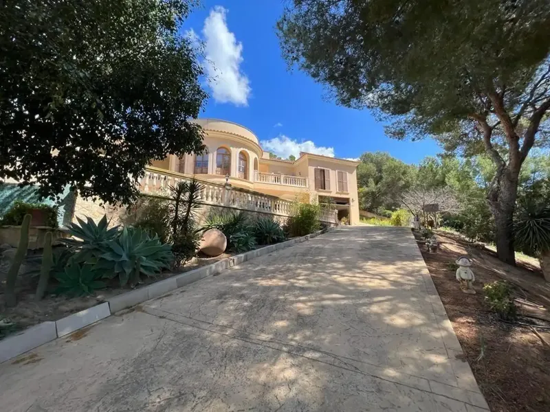 Welcome to this unique chalet in Peguera, perfectly adapted for families, couples and investors. The imposing entrance and the spacious living room — photo 5