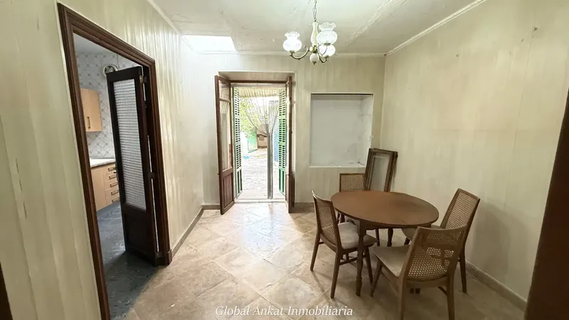 This 258 m² townhouse, distributed over three floors on a 163 m² plot, offers endless possibilities to — photo 8