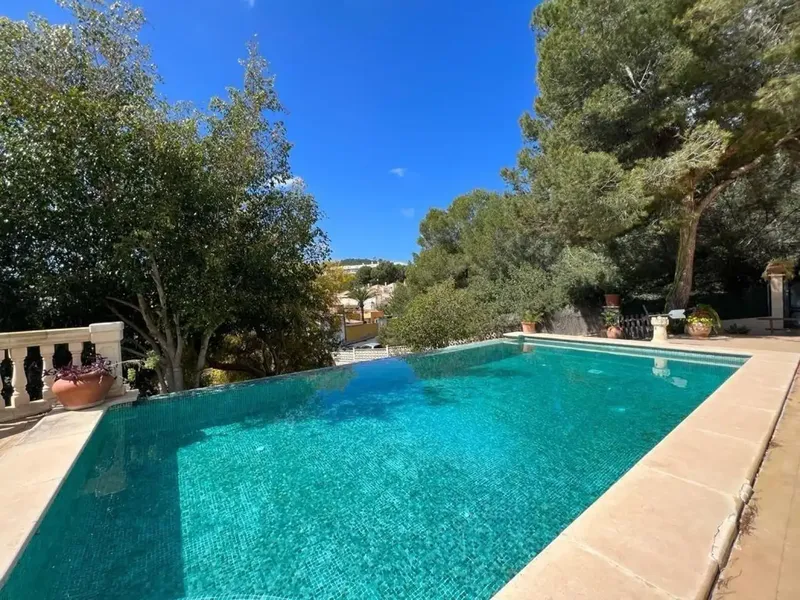 Welcome to this unique chalet in Peguera, perfectly adapted for families, couples and investors. The imposing entrance and the spacious living room — photo 3