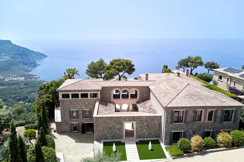 Dream property right by the sea in a magnificent setting - Marcel Remus Real Estate — photo 1