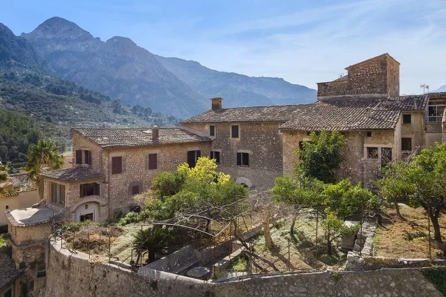 Unique and exceptionally large town house for sale in Fornalutx, Mallorca — photo 1