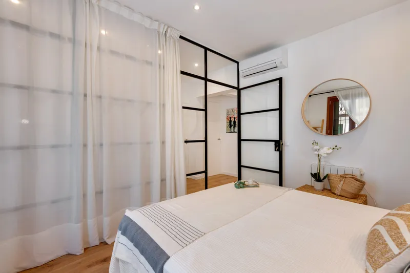 Apartment with large patio and high ceilings near Santa Catalina market — photo 9