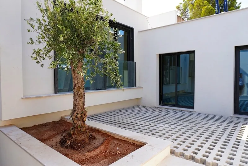 Exceptional newly built villa offering the very best in modern luxury — photo 9