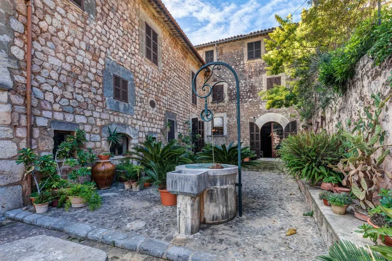 Imposing historic property directly in the heart of Fornalutx — photo 2