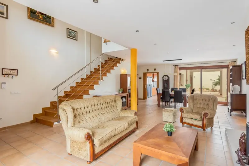 Located in Colònia de Sant Pere, this house opens onto a large living-dining room of generous dimensions, the true heart of the home. — photo 7