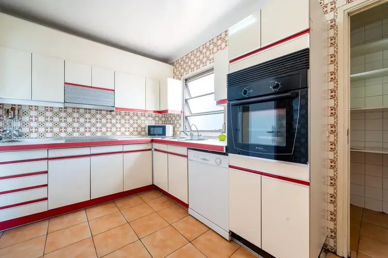 The property has 128 m2 built distributed in a spacious living-dining room, 4 bedrooms, 2 full bathrooms, 1 toilet, independent kitchen — photo 11