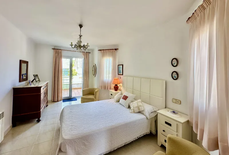 Well-maintained villa in a top location on first line of the beach promenade just at the gates of Palma — photo 11