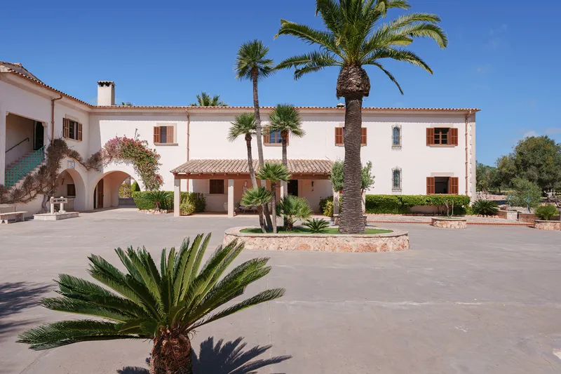 Large Finca in Santanyí: Privacy, horses, tennis, and views — photo 2