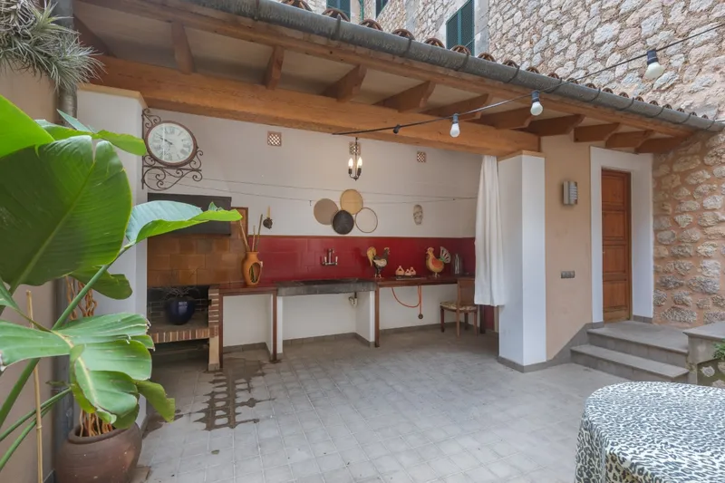 Casa de pueblo renovada con patio en el centro de Sóller — photo 11