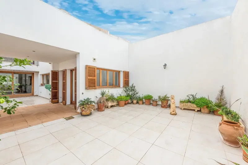 Located in Colònia de Sant Pere, this house opens onto a large living-dining room of generous dimensions, the true heart of the home. — photo 11