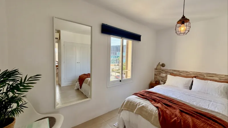 Palma apartment steps from the beach with cathedral & sea views — photo 1