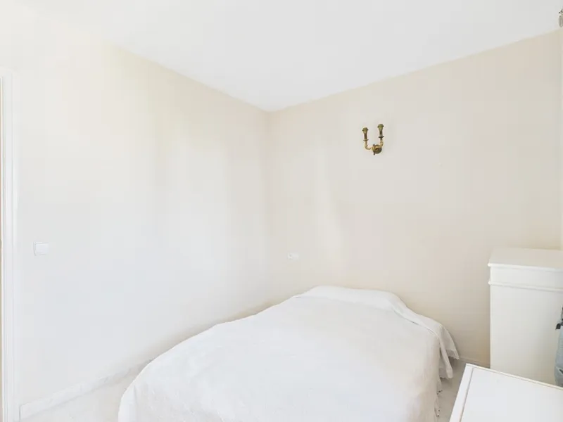 Spacious Three-Bedroom Apartment with Balcony and Communal Pool in Santa Ponsa — photo 10