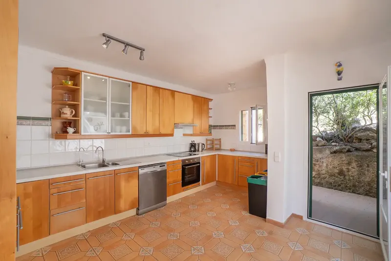 This villa with fantastic sea views in a privileged location in Cala Mesquida combines Mediterranean charm, spacious living and — photo 7