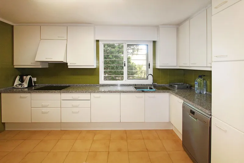 4-bedroom villa with pool and garden for rent — photo 5