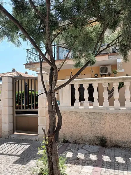 Chalet of 350 m2 built, currently divided into two homes with two separate entrances, 3 minutes' walk from the beach — photo 4