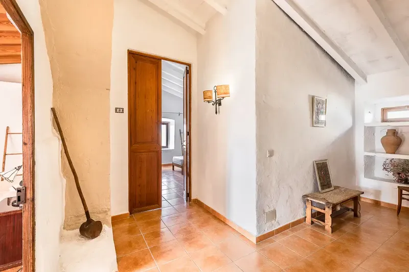 This beautiful rustic finca in Felanitx is surrounded by gardens with orange, lemon and olive trees and offers absolute tranquility in a — photo 8