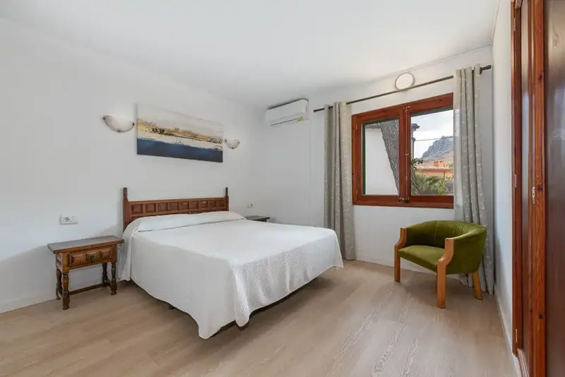 Elegant Mediterranean villa with 4 bedrooms for sale, with valid holiday license, ideally located a few minutes' walk from — photo 8
