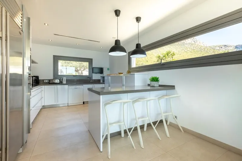Modern coastal villa with panoramic bay views in Puerto Pollensa — photo 3