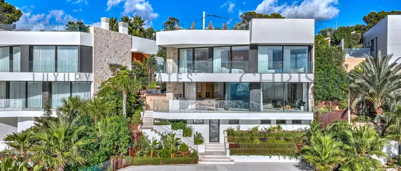 Luxury villa in Santa Ponsa in first sea line in direct proximity to Port Adriano — photo 1