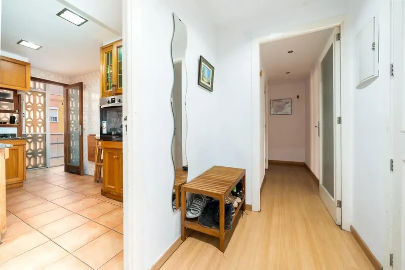 Discover this excellent opportunity to acquire a flat in Palma de Mallorca. Located on a fourth floor without a lift, this property has — photo 6