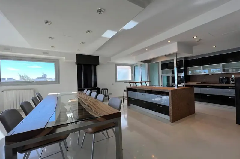 This light-flooded penthouse in a quiet, well-maintained residence in Sol de Mallorca combines luxurious living with Mediterranean charm. — photo 5