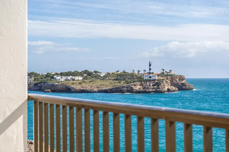 Three-bedroom penthouse on the first line of the sea in Portocolom — photo 3
