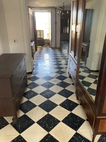 Townhouse needing renovation, 519m² with 6 bedrooms, bathroom & patio for sale — photo 6