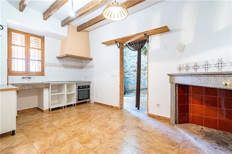 Traditional Mallorcan house for renovation on a plot of approx. 200 m², — photo 2