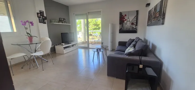 Private seller offers a very bright apartment of about 48 m² with southwest orientation in Son Ferrer. It is a first floor without elevator. — photo 11