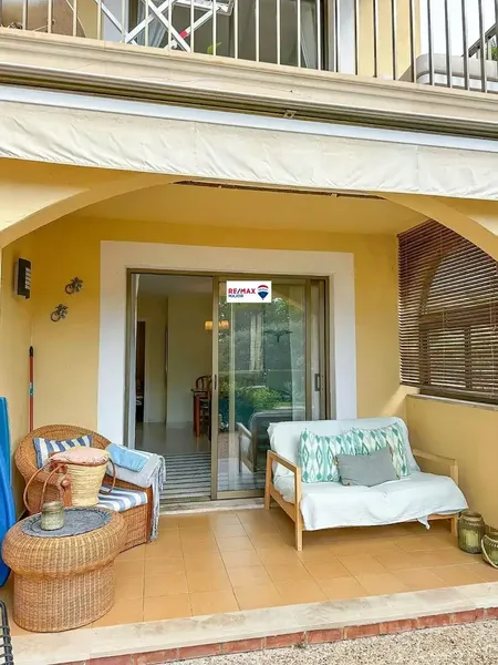 Discover this exceptional two-bedroom apartment, with parking and storage room, 200 m from the sea with communal pool. Located in the tr — photo 2