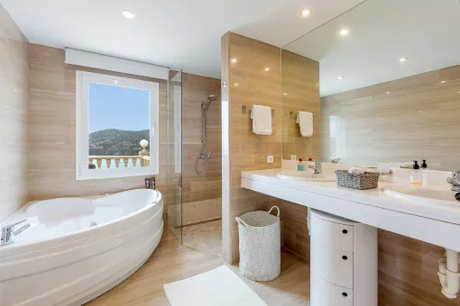 Camp de Mar, Exclusive villa with pool and panoramic sea views in a privileged location in Camp de Mar — photo 11