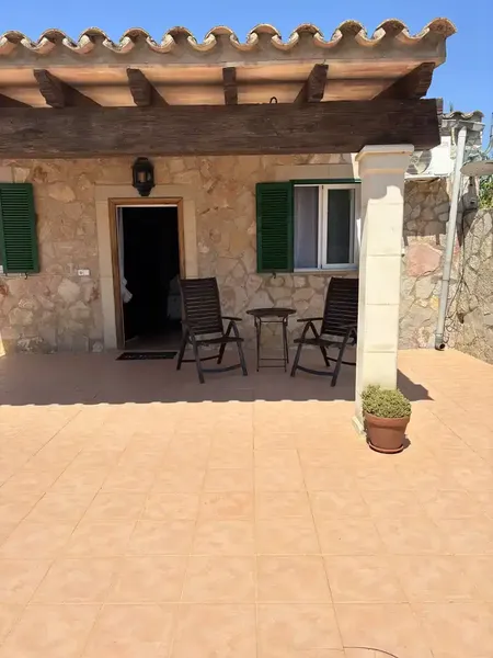 Se alquila acogedor chalet de estilo rústico de 110m construidos , ideal para quienes buscan tranquilidad, comodidad y espacio, tanto para v — photo 1