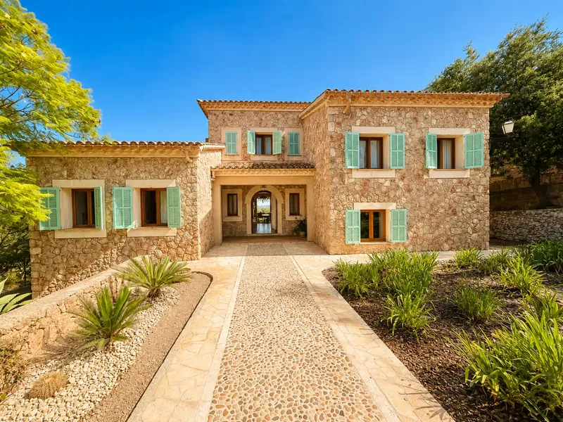 Large Mediterranean finca-style villa in Santa Eugènia, available for long-term rental from 15/08/2026, located in a residential area — photo 1