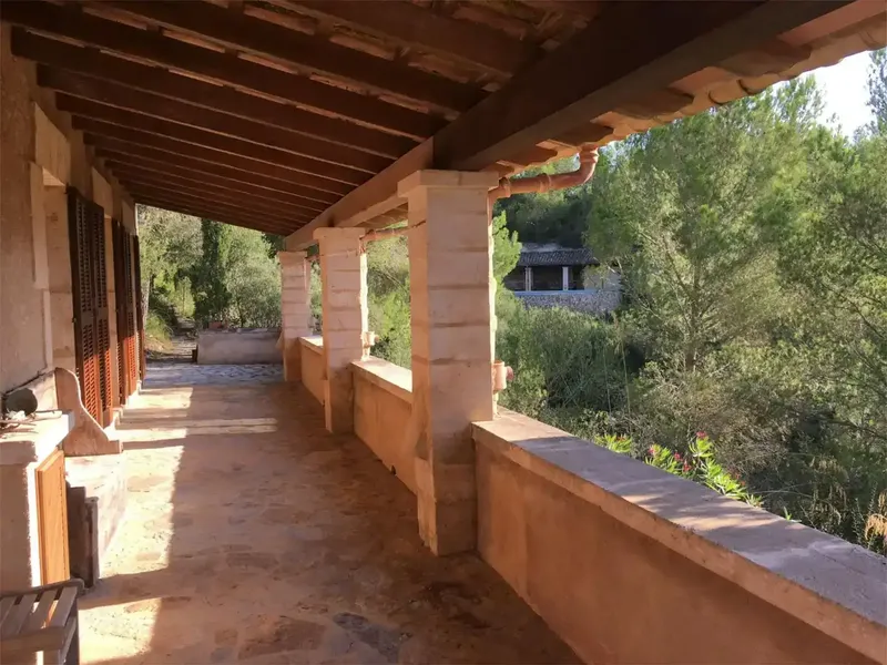 Sumérgete en el encanto del Mediterráneo en esta preciosa finca rural situada en Mallorca, en una ladera que regala vistas panorámicas a las — photo 6