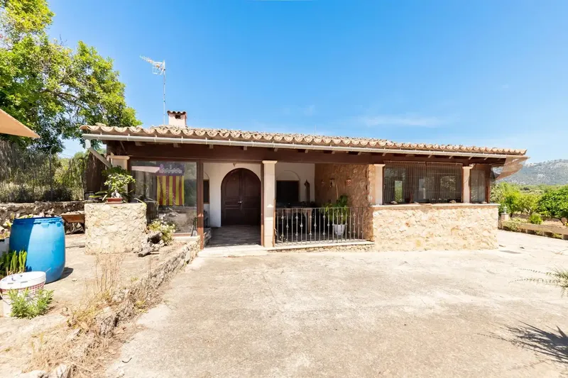 In an environment of absolute tranquility, on the outskirts of the charming village of Moscari, lies this magnificent rustic estate that combines — photo 4
