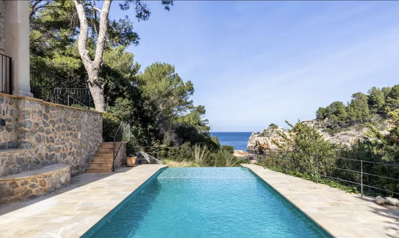 Villa in Deia with stunning views of the bay and direct access to the sea — photo 1