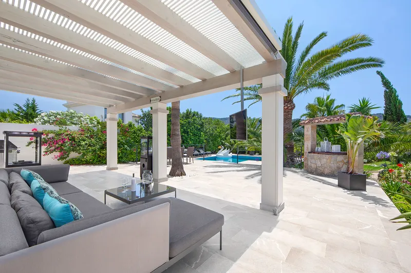 Stylishly renovated villa with harbour views and holiday rental licence — photo 2