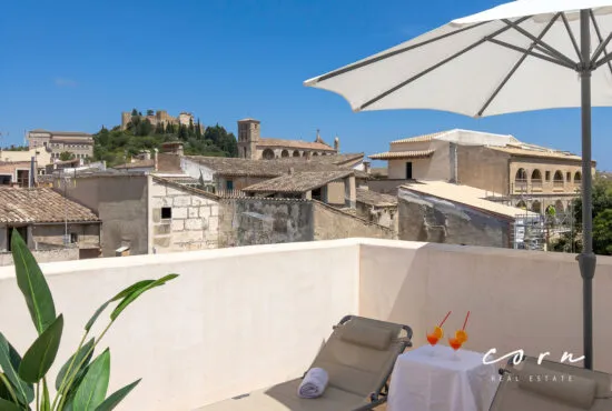 Renovated townhouse with a rooftop terrace, panoramic views, a garage, and an ETV license in Artà — photo 1