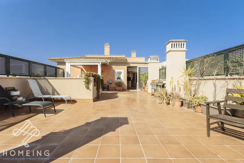 Penthouse with large terrace, elevator, communal pool and parking with storage room. — photo 1