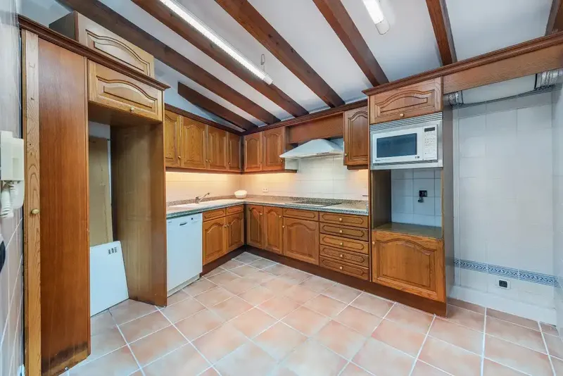Perfect for families, this house for sale in Puerto Pollensa is a great investment opportunity, full of potential and a perfect — photo 7