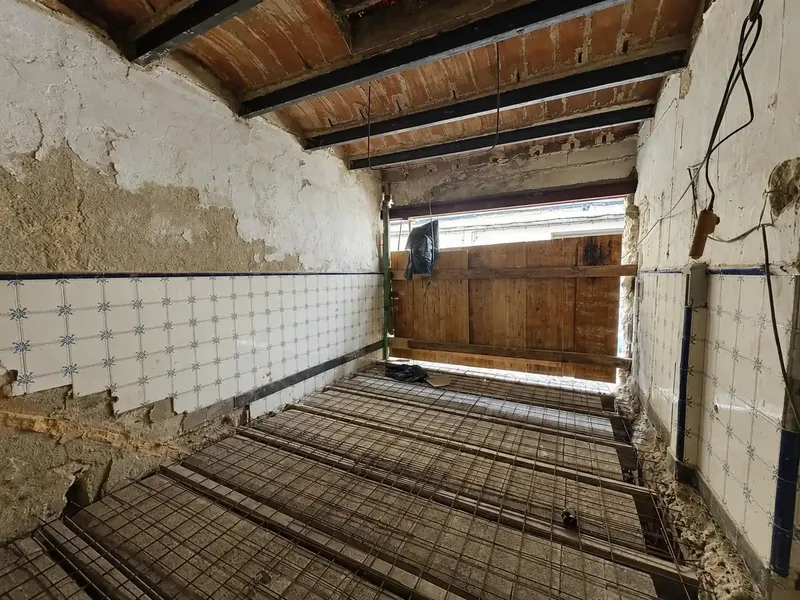 Casa de esquina para reformar con proyecto visado y licencia de obras concedida. — photo 3