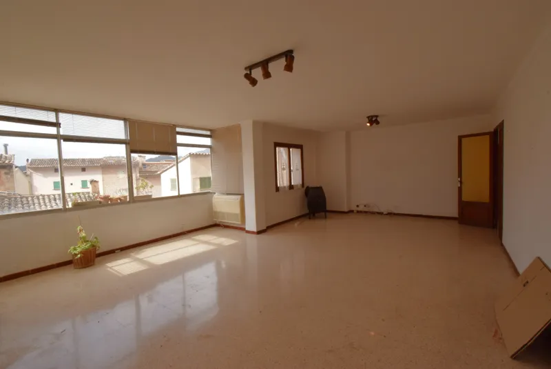 Spacious and bright apartment to renovate in the heart of Sóller — photo 1