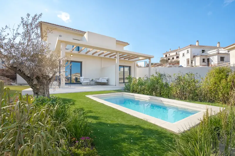 Live the most exclusive Mediterranean in Sunrise Bay Residences, a set of villas on the coast of Mallorca. — photo 2
