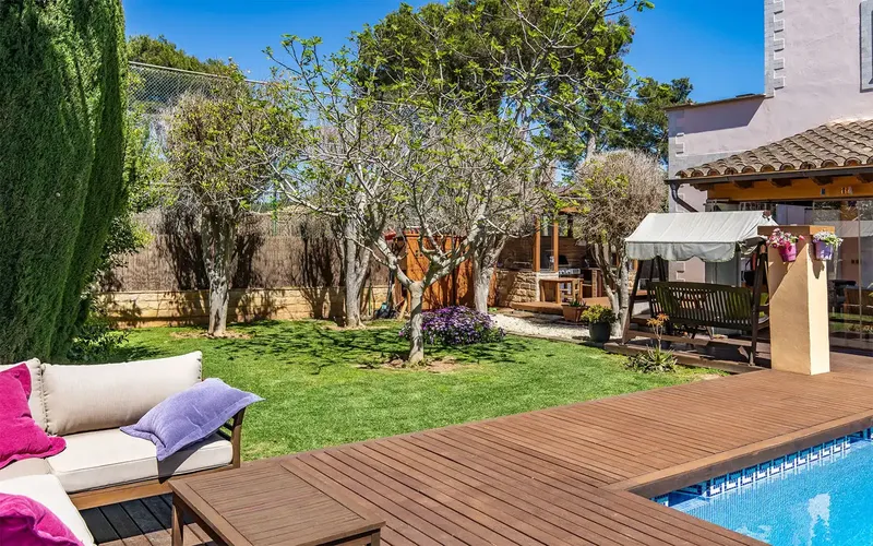 This beautiful villa in El Toro is located in a quiet residential area, a short distance from the luxurious marina of Port Adriano and — photo 4