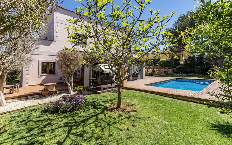 This beautiful villa in El Toro is located in a quiet residential area, a short distance from the luxurious marina of Port Adriano and — photo 2