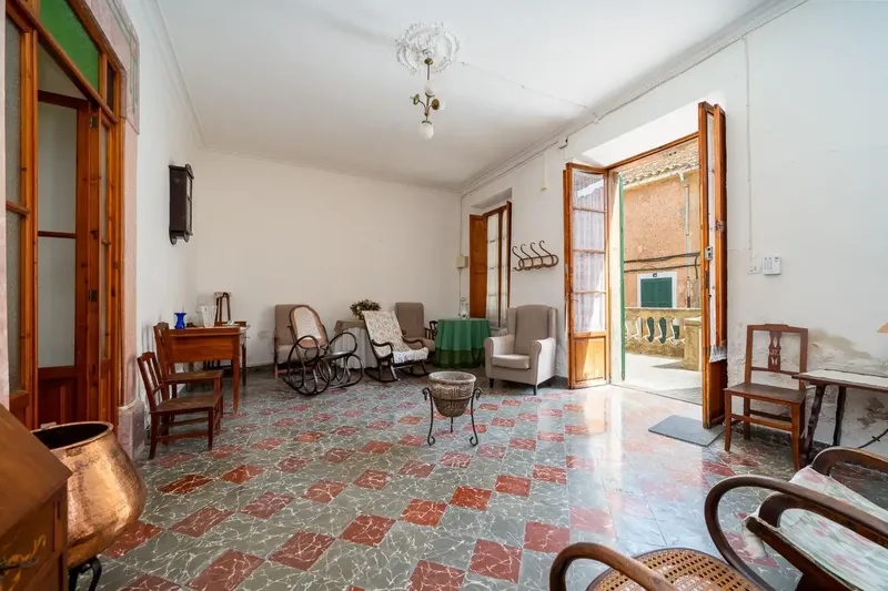 In the heart of Santa Maria del Camí, one of the most charming and sought-after villages in Mallorca, we present this authentic townhouse — photo 1