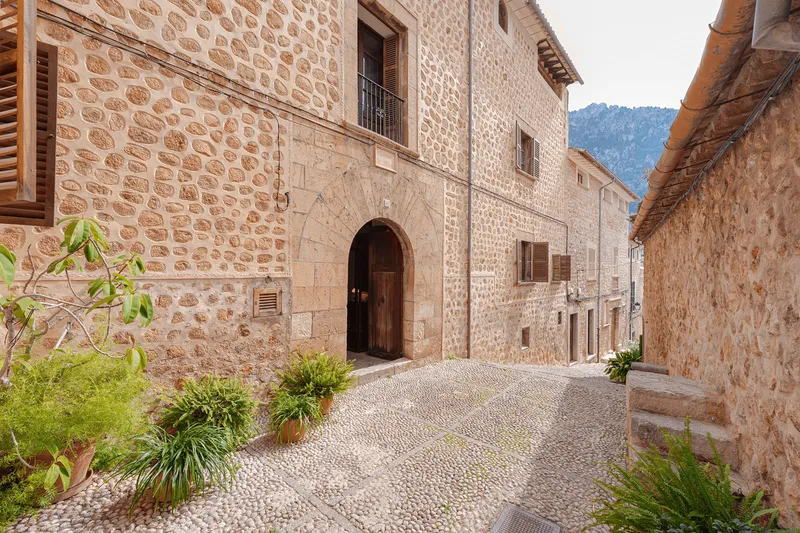 Impressive Historic 8-Bedroom Townhouse in Fornalutx — photo 3