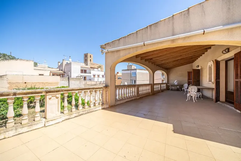 Chalet with pool, 5 bedrooms and 4 bathrooms, with spacious terraces and garden plot, on a 1146m2 urban plot in the residential area of S'Horta (Felanitx) with panoramic sea views. — photo 1